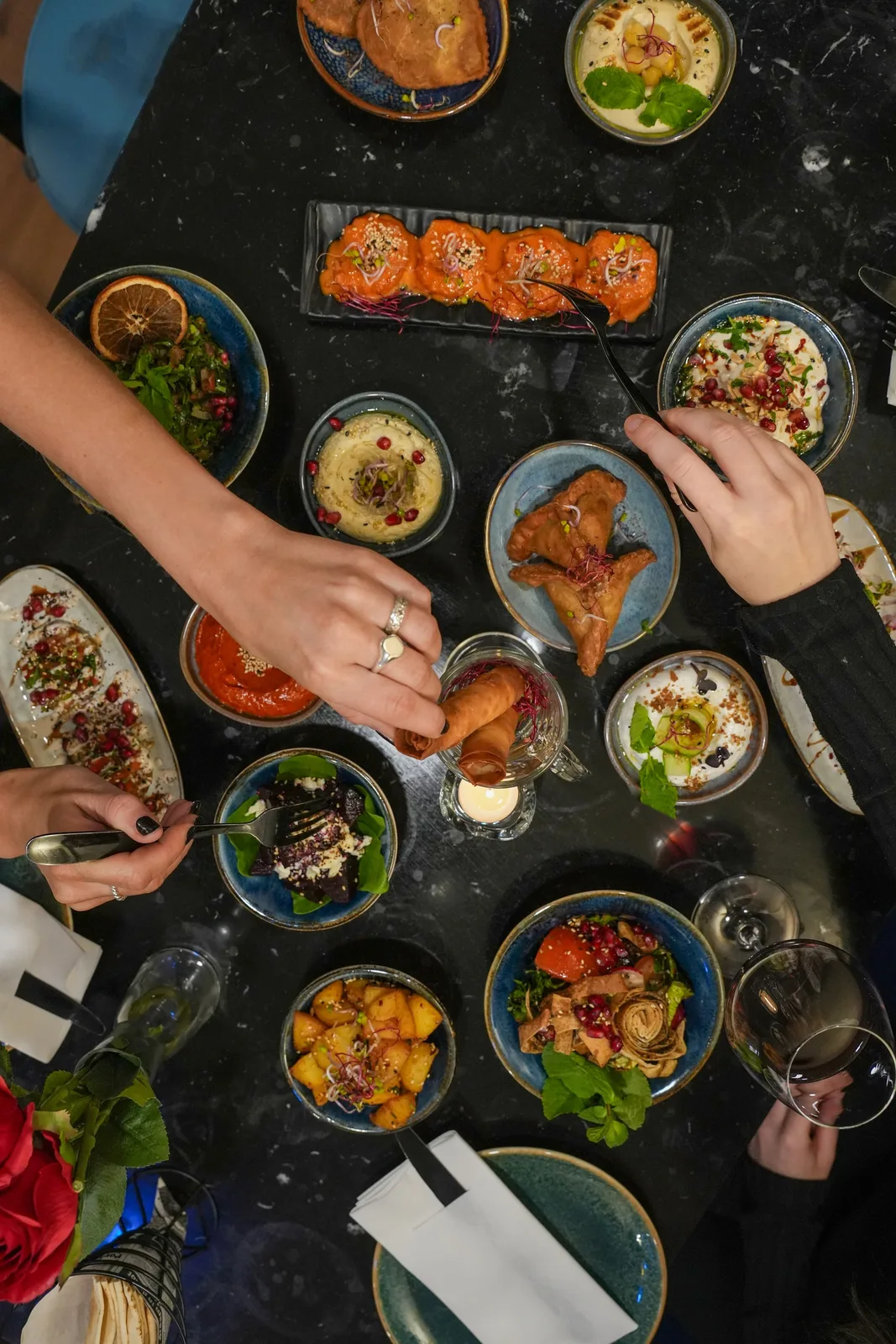 Libanesisk meze med vin